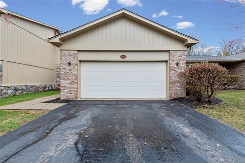 29455 Sylvan Ln, Farmington Hills, MI, 48334-4071 | Card Image