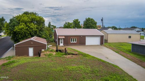 412 W Sampson Ave, Linton, ND, 58552-7243 | Card Image