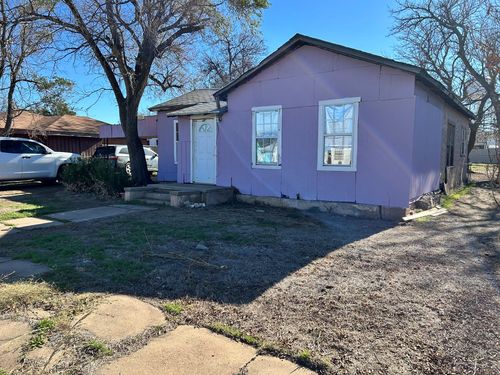 903 W 8th St, Quanah, TX, 79252-4523 | Card Image