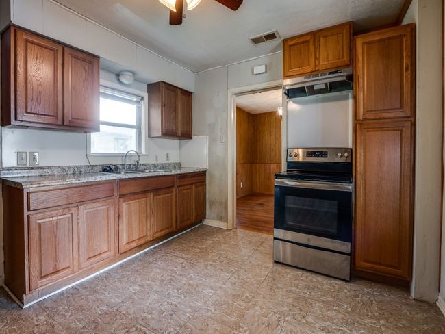 580 W 6 Th St, House other with 3 bedrooms, 2 bathrooms and null parking in Lancaster TX | Image 9