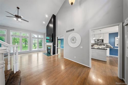 8487 Sherwood Dr, Grosse Ile, MI, 48138-3003 | Card Image