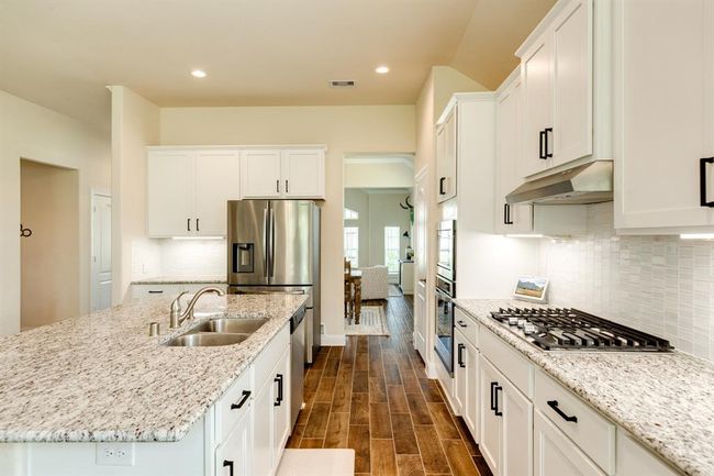 203 Bentwater Ln, House other with 4 bedrooms, 2 bathrooms and 2 parking in Clute TX | Image 11