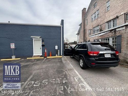 17 S College Ave, Salem, VA, 24153-3833 | Card Image