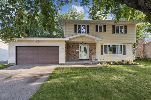 2423 E 32nd St, Davenport, IA, 52807-2301 | Card Image