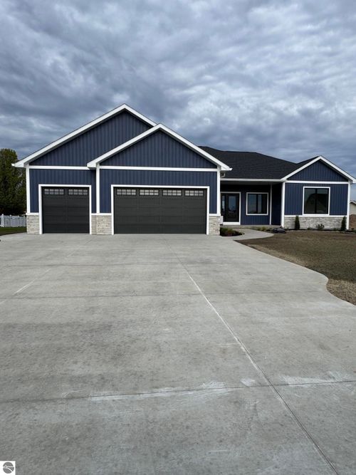 2816 W Crossroads Dr, Bay City, MI, 48706-9613 | Card Image