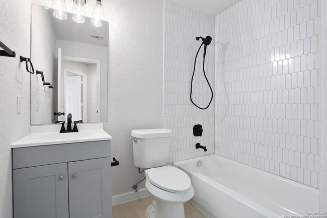 9814 Shawnee Blf, House other with 4 bedrooms, 2 bathrooms and null parking in Converse TX | Image 24