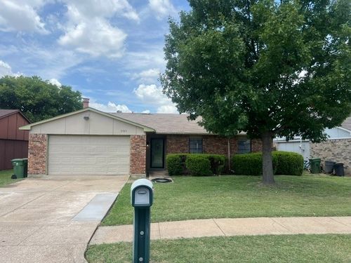 6925 Glenhurst Dr, North Richland Hills, TX, 76182-4920 | Card Image