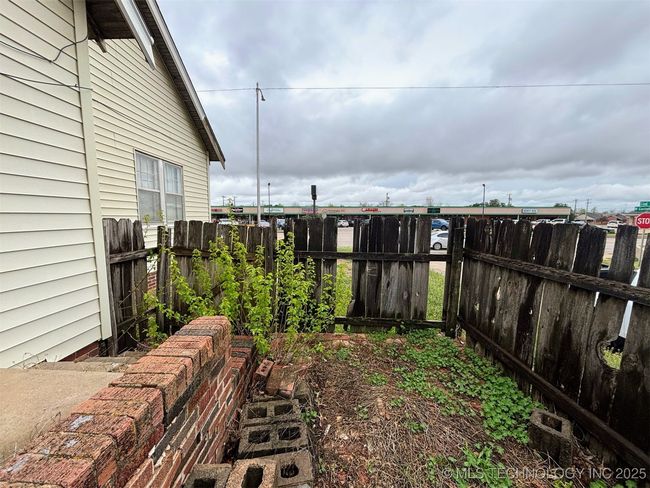 1924 W Owen K Garriott Rd, House other with 3 bedrooms, 1 bathrooms and null parking in Enid OK | Image 13