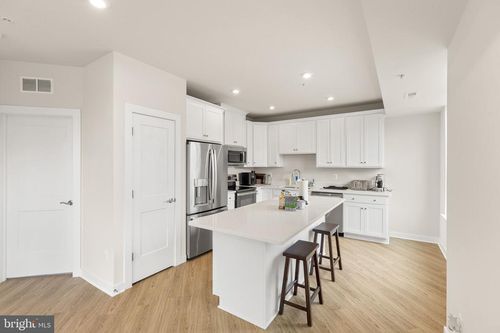 43895 Circuit Sq, ASHBURN, VA, 20147-7052 | Card Image
