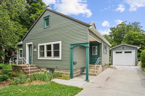 2210 Tremont St, Cedar Falls, IA, 50613-3941 | Card Image