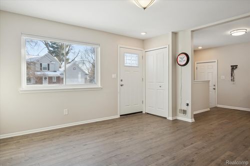 21615 Colgate St, Farmington Hills, MI, 48336-5611 | Card Image