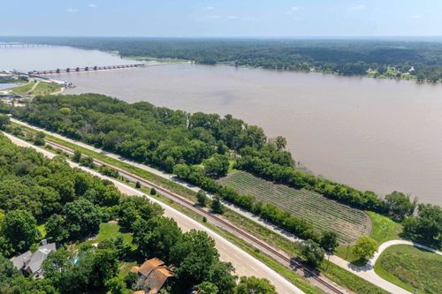 25111 Valley Dr, Bettendorf, IA, 52722-7319 | Card Image