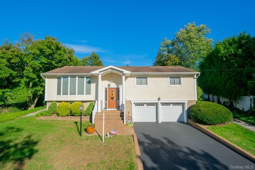 4 Manchester Dr, Bethpage, NY, 11714-3204 | Card Image