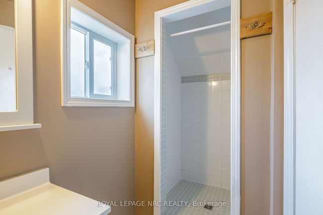 4160 Dorchester Rd, Home with 3 bedrooms, 2 bathrooms and 4 parking in Niagara Falls ON | Image 18
