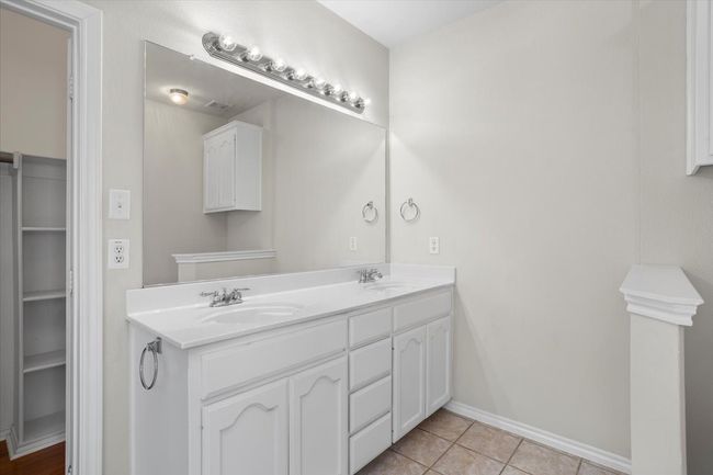Double sink vanity in the primary bath | Image 15