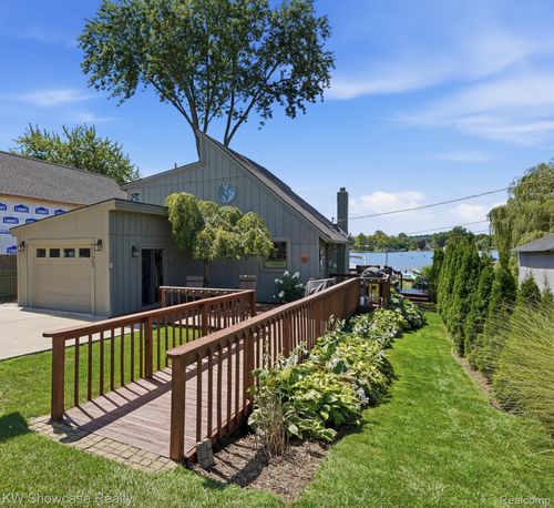 2123 Hampton St, White Lake, MI, 48386-1538 | Card Image