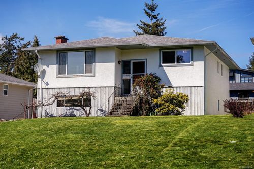 538 Warren Ave, Saanich, BC, V8Z2J3 | Card Image