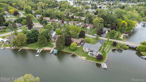 4976 Ledgewood Dr, Commerce Township, MI, 48382-1425 | Card Image