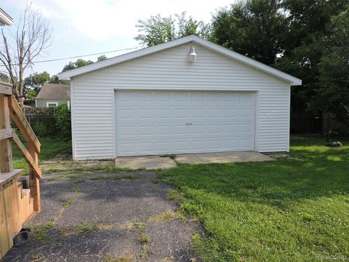 1324 Allen St, Burton, MI, 48529-1239 | Card Image