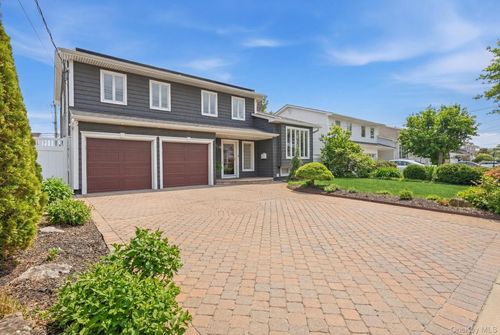 2635 S Seamans Neck Rd, Seaford, NY, 11783-3214 | Card Image