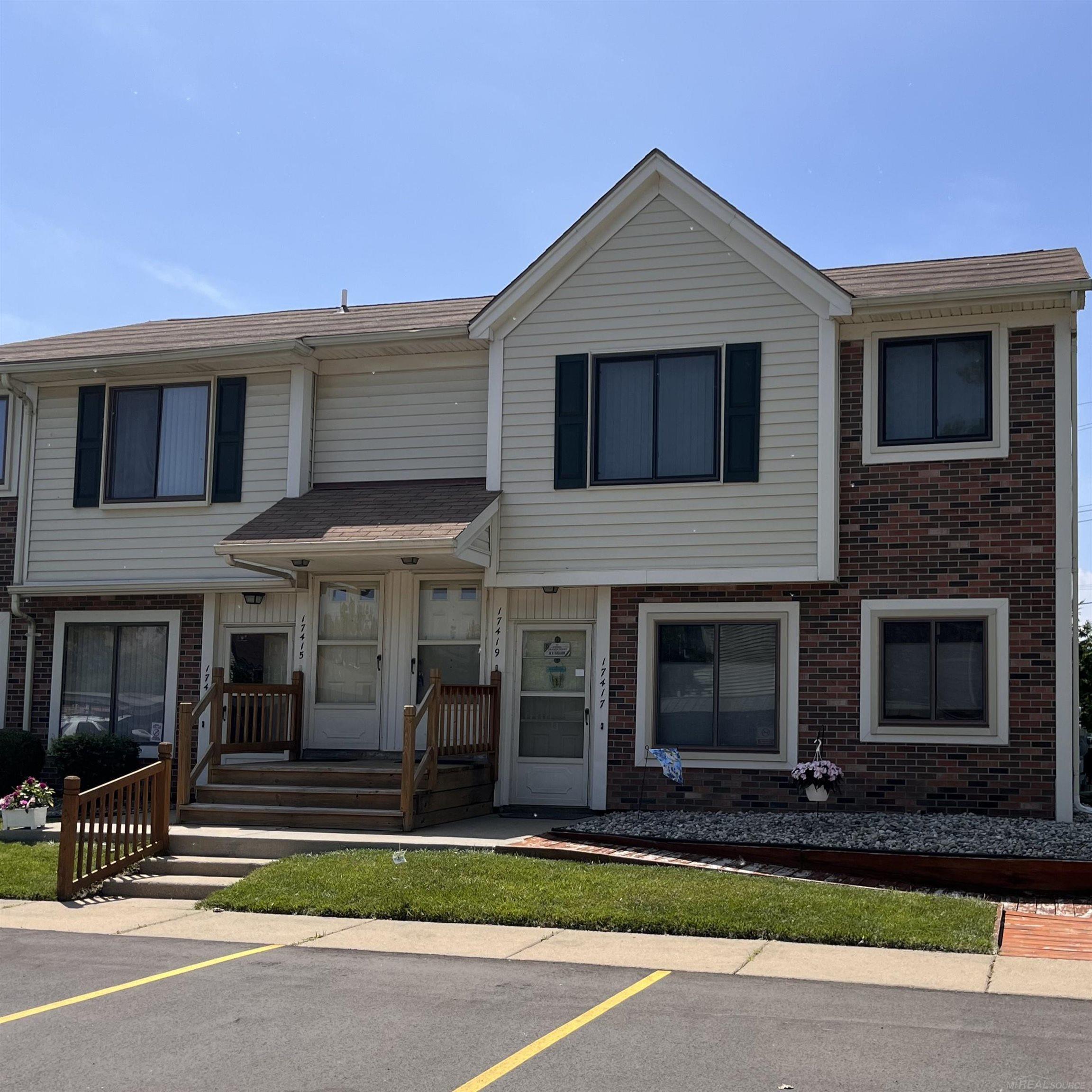 Utica Oaks Ln, Roseville, MI 48066