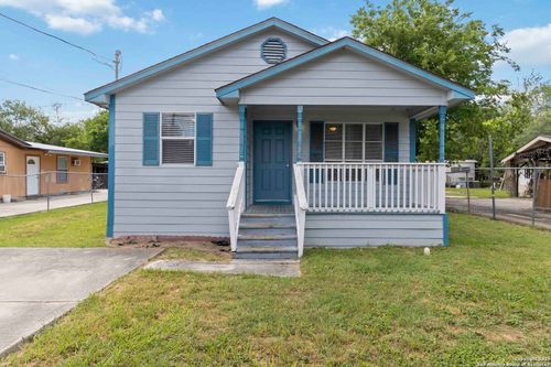 1669 W Bridge St, New Braunfels, TX, 78130-6231 | Card Image