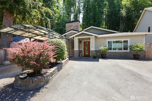 565 Se Croston Ln, Issaquah, WA, 98027-3904 | Card Image
