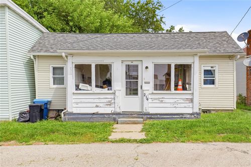 214 W Vine St, Mount Pleasant, PA, 15666-1518 | Card Image