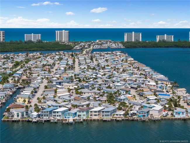 1109 Nettles Blvd, House other with 2 bedrooms, 2 bathrooms and 1 parking in Jensen Beach FL | Image 11
