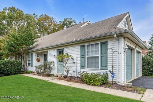 8 Schoolhouse Ln, Lakewood, NJ, 08701-5761 | Card Image