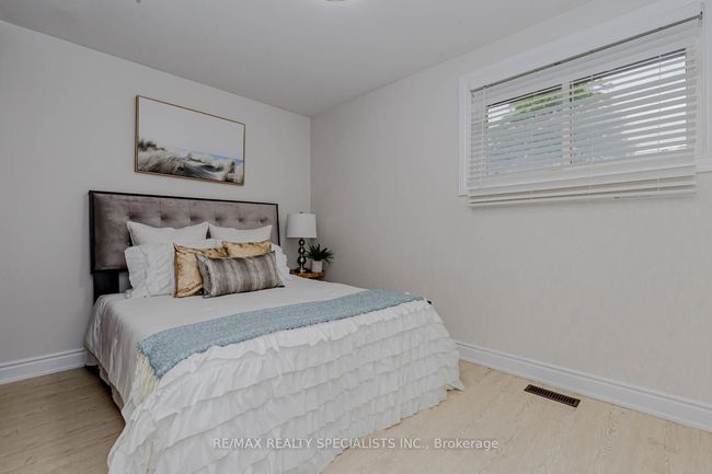 39 Seaborn Rd, House attached with 5 bedrooms, 2 bathrooms and 4 parking in Brampton ON | Image 14