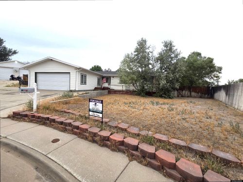 2335 New Jersey Ln, Green River, WY, 82935-6215 | Card Image