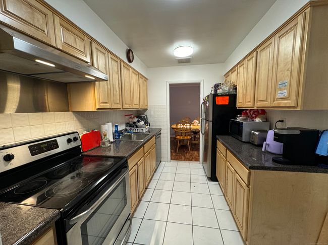 37 Tarinelli Cir, House other with 5 bedrooms, 1 bathrooms and 6 parking in Bridgeport CT | Image 4