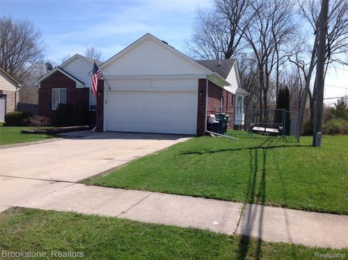 32010 Oakcrest Dr, Chesterfield, MI, 48047-4554 | Card Image