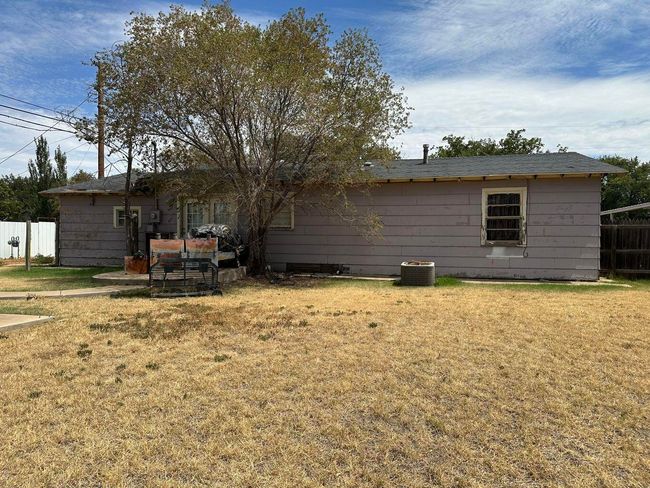 1007 Xenia St, House other with 3 bedrooms, 1 bathrooms and null parking in Plainview TX | Image 11