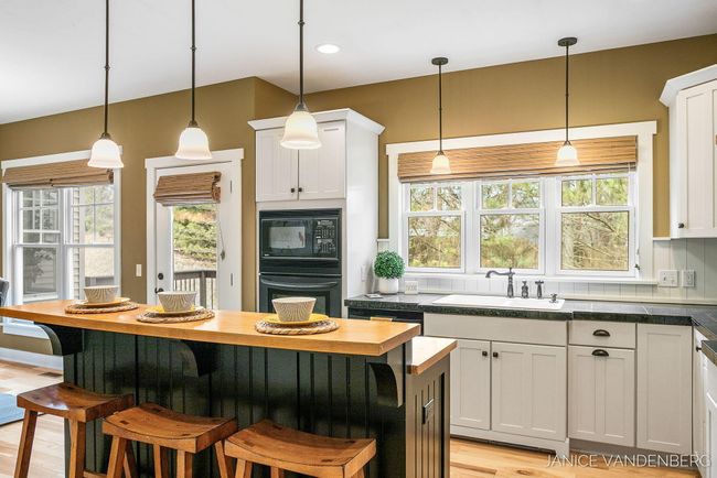 28-web-or-mls-3022-jamesway-ave | Image 15