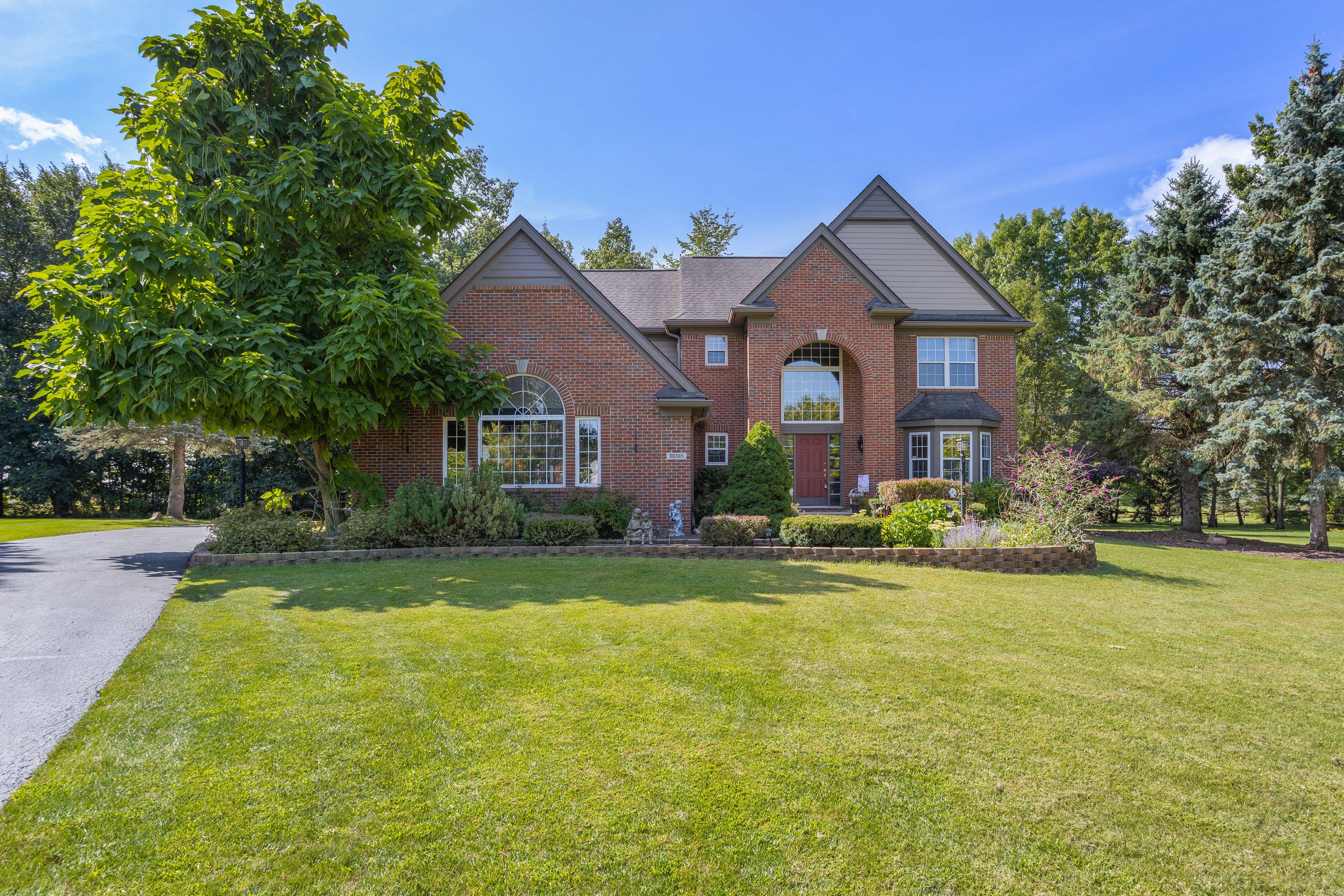 Ridge Ct, New Hudson, MI 48165
