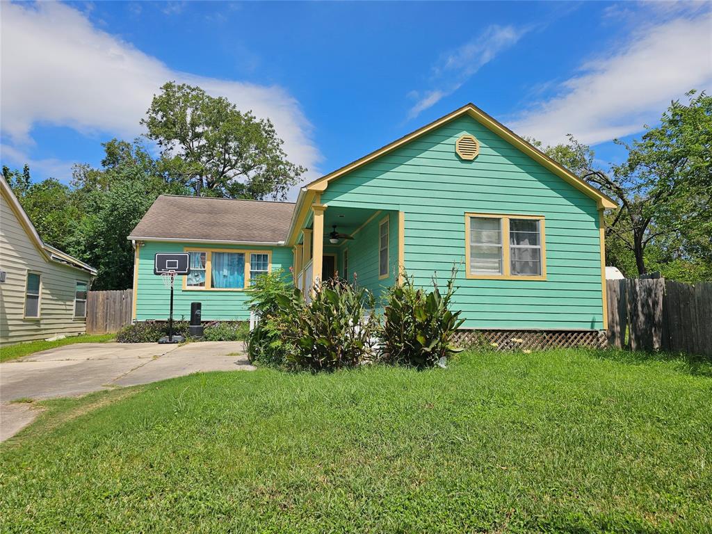 Winona Dr, Pasadena, TX 77506
