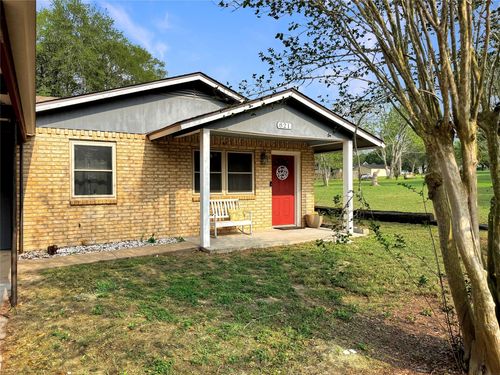 821 S Mill St, Flatonia, TX, 78941-2655 | Card Image