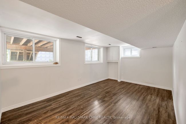 39 Eugenia St, House other with 5 bedrooms, 2 bathrooms and 4 parking in Barrie ON | Image 36
