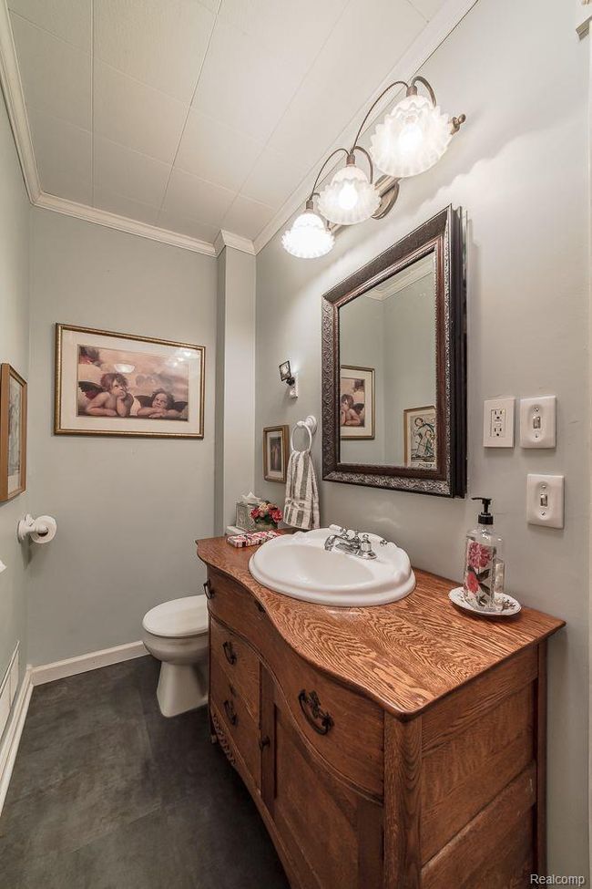 Charming wood vanity | Image 33