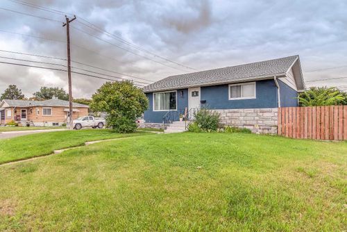 1901 17 Ave Se, Medicine Hat, AB, T1A3V3 | Card Image