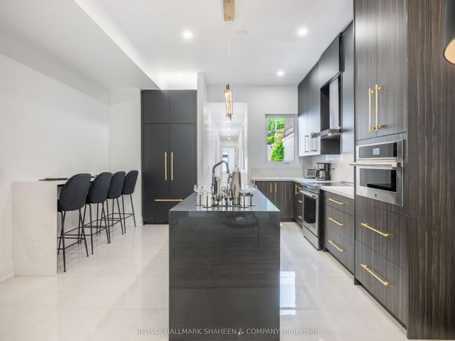 B - 357 Euclid Ave, Home with 2 bedrooms, 1 bathrooms and null parking in Toronto ON | Image 8