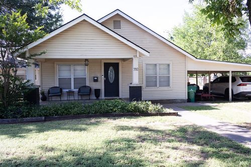 702 E Gilbert St, Henrietta, TX, 76365-3530 | Card Image