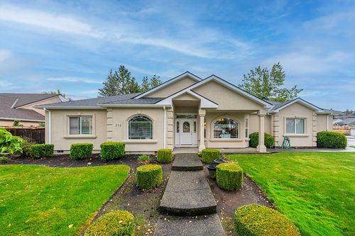 375 Robert Trent Jones Blvd, Eagle Point, OR, 97524-9012 | Card Image