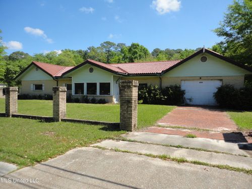 1916 Ladnier Rd, Gautier, MS, 39553-7306 | Card Image