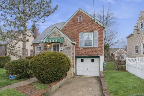 9 Clinton St, Hempstead, NY, 11550-4208 | Card Image