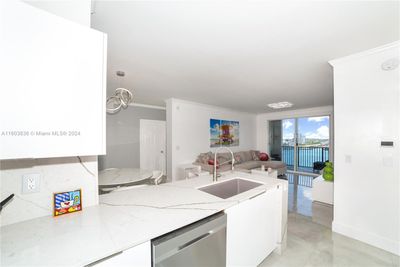 2905 - 17150 N Bay Rd, Condo with 2 bedrooms, 2 bathrooms and null parking in Sunny Isles Beach FL | Image 2