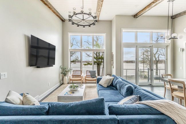 Upper level - family room | Image 18
