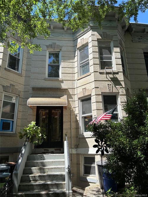 61 Gates Ave, Ridgewood, NY, 11385-3318 | Card Image